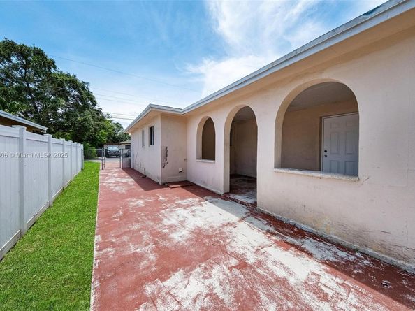 312 SW 2nd Ter, Hallandale Beach FL 33009