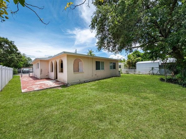 312 SW 2nd Ter, Hallandale Beach FL 33009