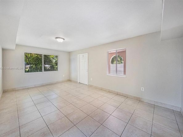 312 SW 2nd Ter, Hallandale Beach FL 33009