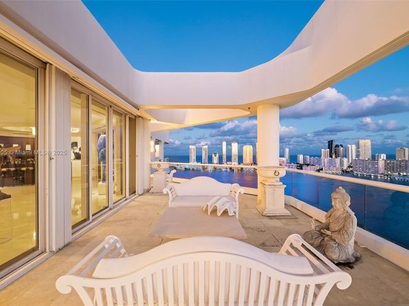 7000 Island Blvd PH02, Aventura FL 33160