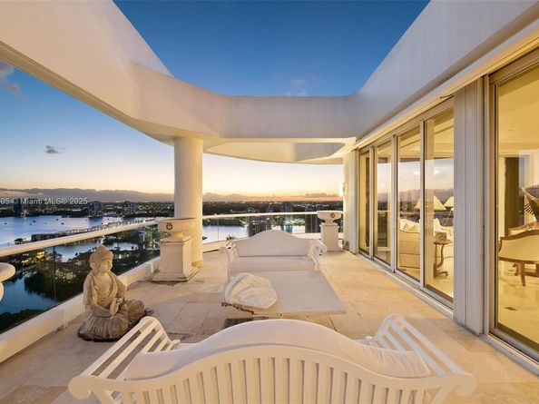 7000 Island Blvd PH02, Aventura FL 33160