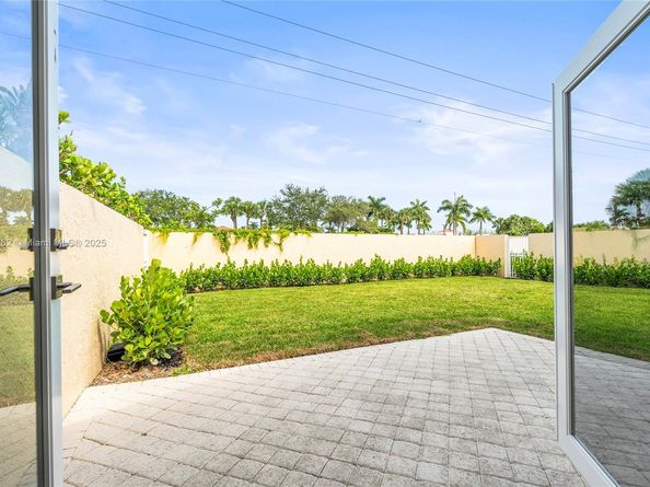 9041 Baybury Ln, West Palm Beach FL 33411