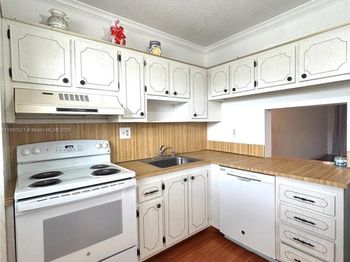6005 Del Lago Cir