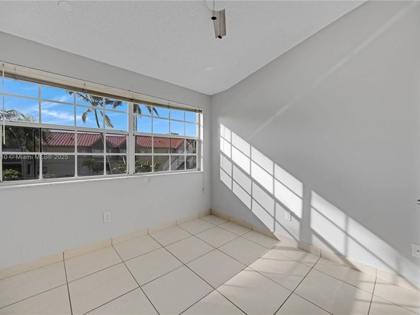 18350 NW 68th Ave F, Hialeah FL 33015