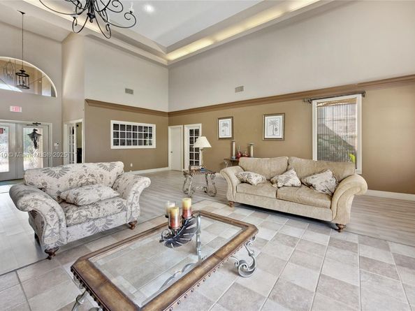 18350 NW 68th Ave F, Hialeah FL 33015