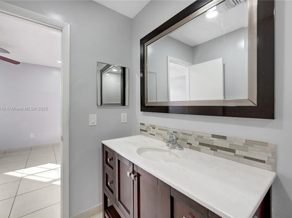 18350 NW 68th Ave F, Hialeah FL 33015