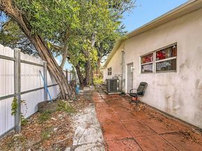 605 NE 164th St, Miami FL 33162