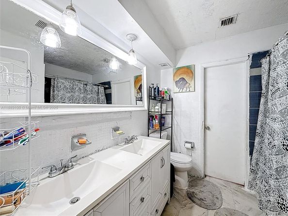 605 NE 164th St, Miami FL 33162