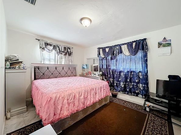 605 NE 164th St, Miami FL 33162
