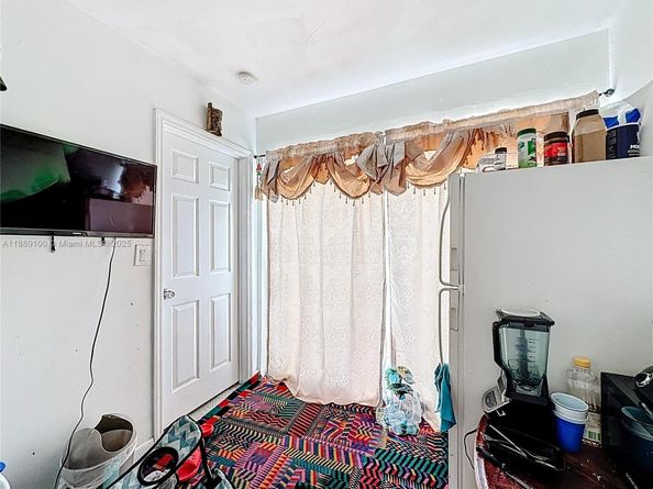 605 NE 164th St, Miami FL 33162