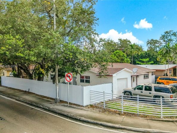 605 NE 164th St, Miami FL 33162
