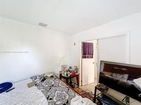 605 NE 164th St, Miami FL 33162