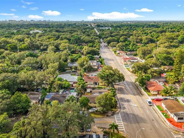 605 NE 164th St, Miami FL 33162