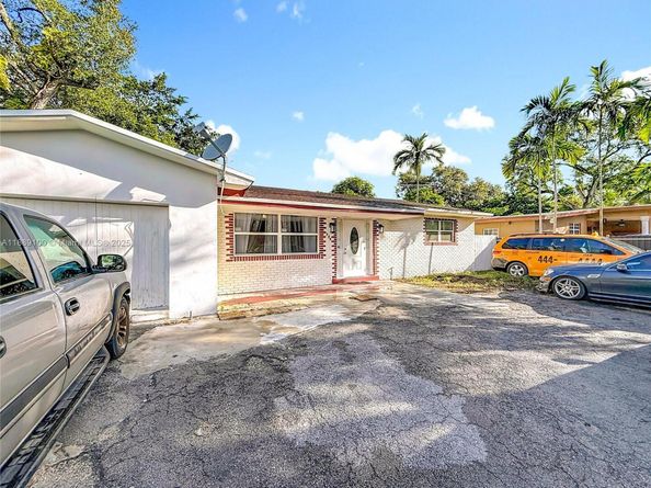 605 NE 164th St, Miami FL 33162