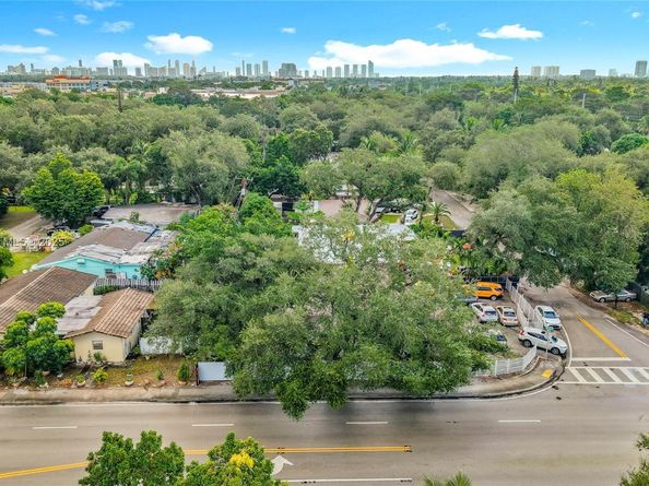 605 NE 164th St, Miami FL 33162