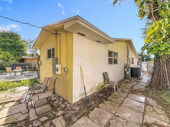605 NE 164th St, Miami FL 33162