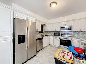 605 NE 164th St, Miami FL 33162