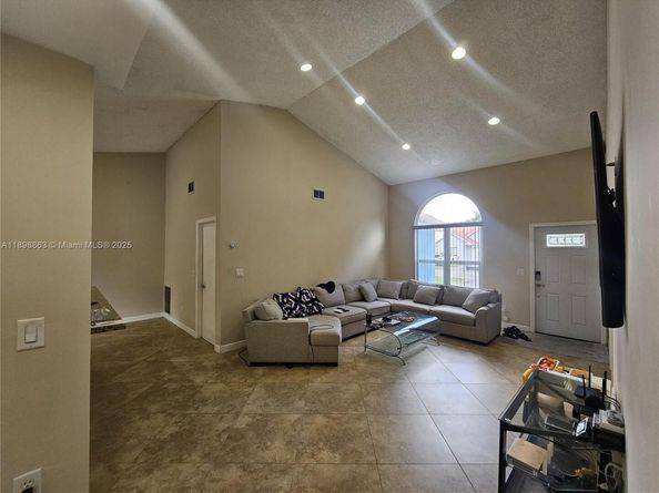 8660 SW 14th St, Pembroke Pines FL 33025