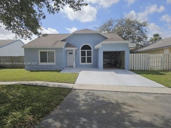 8660 SW 14th St, Pembroke Pines FL 33025