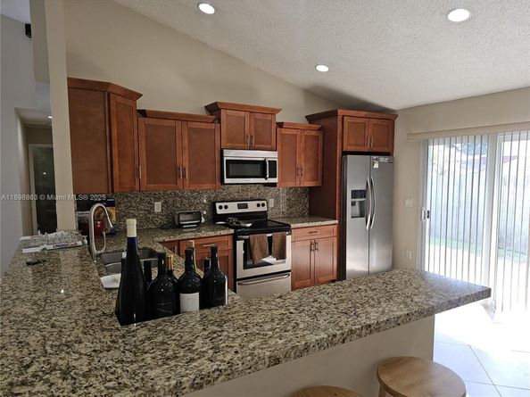 8660 SW 14th St, Pembroke Pines FL 33025