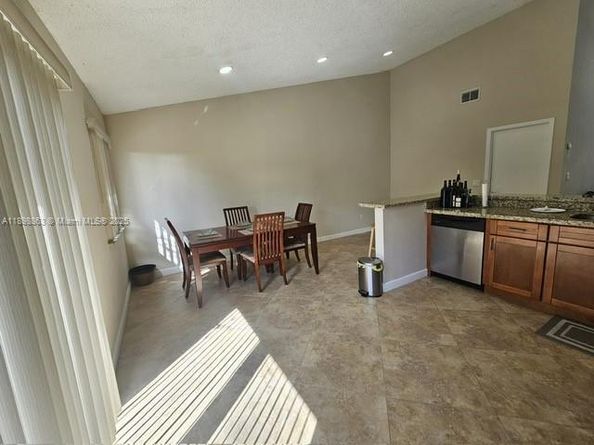 8660 SW 14th St, Pembroke Pines FL 33025