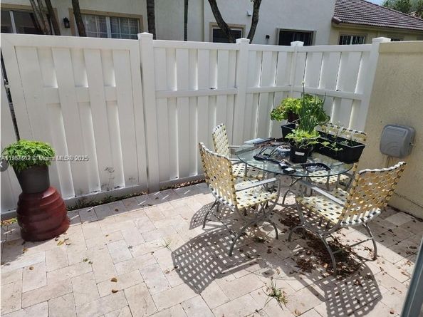 7962 NW 19th Ct, Pembroke Pines FL 33024