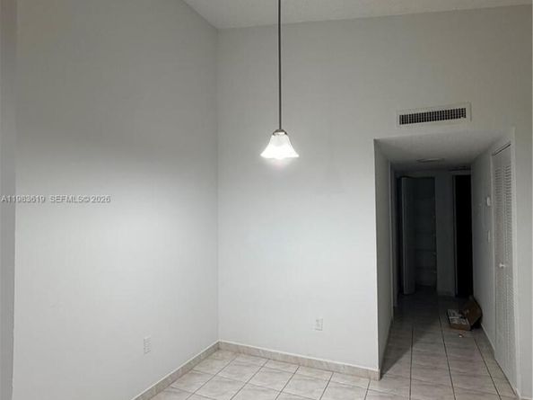 927 NE 199th St 206, Miami FL 33179