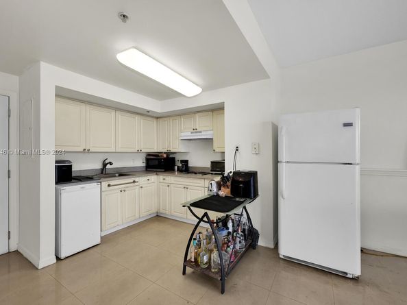 Undisclosed Address #A11627046, Miami FL 33125