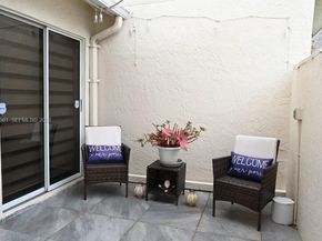 1430 Cottonwood Cir, Weston FL 33326