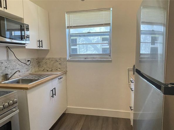 1043 NW 2nd St 9, Miami FL 33128