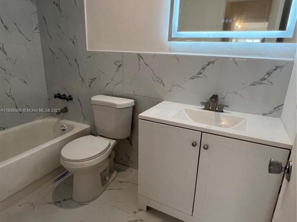 1821 NE 62nd St 426, Fort Lauderdale FL 33308