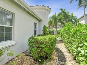 842 Spinnaker Dr E, Hollywood FL 33019
