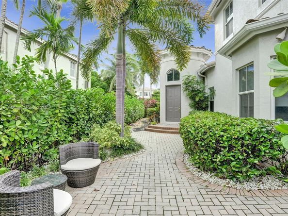 842 Spinnaker Dr E, Hollywood FL 33019