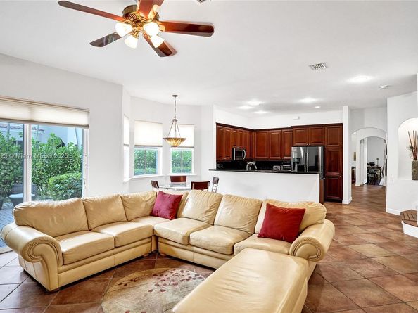 842 Spinnaker Dr E, Hollywood FL 33019