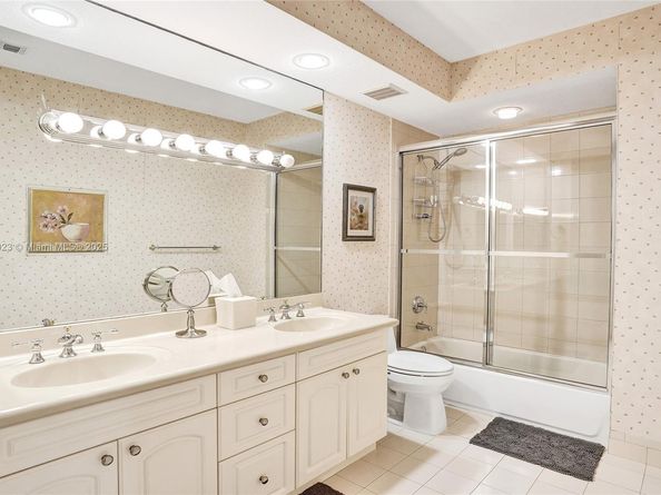 842 Spinnaker Dr E, Hollywood FL 33019
