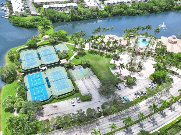 842 Spinnaker Dr E, Hollywood FL 33019