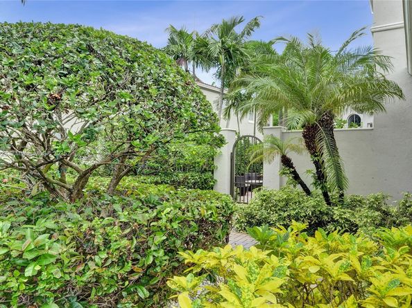 842 Spinnaker Dr E, Hollywood FL 33019