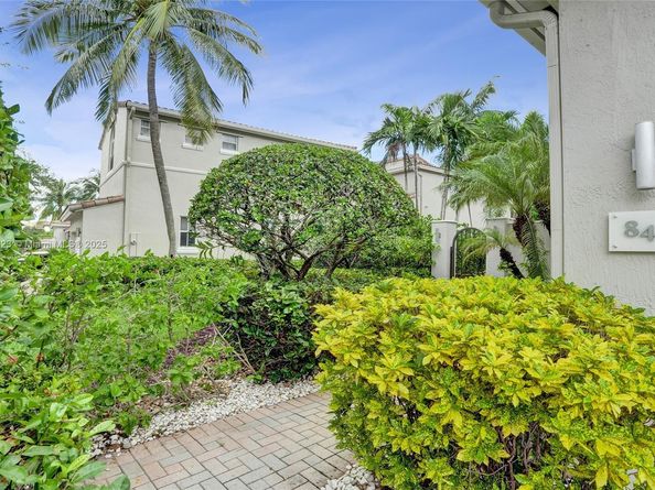 842 Spinnaker Dr E, Hollywood FL 33019