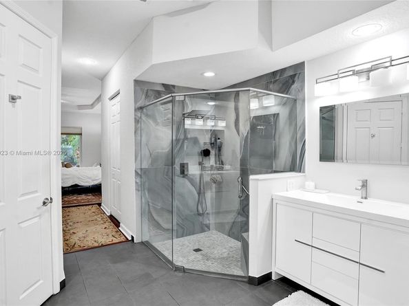 842 Spinnaker Dr E, Hollywood FL 33019