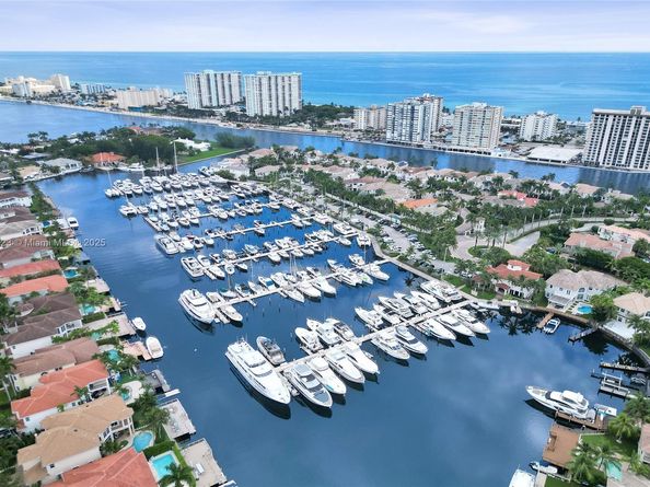 842 Spinnaker Dr E, Hollywood FL 33019