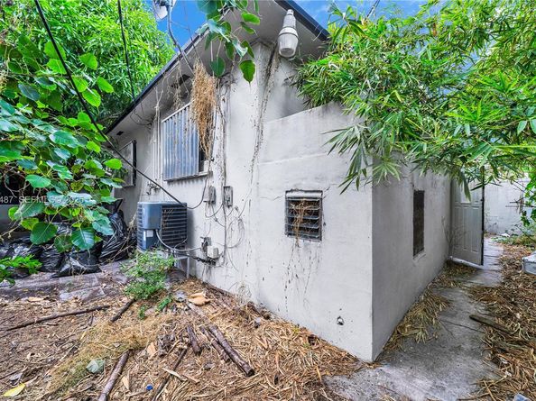 4712 NW 5th St, Miami FL 33126