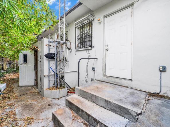 4712 NW 5th St, Miami FL 33126