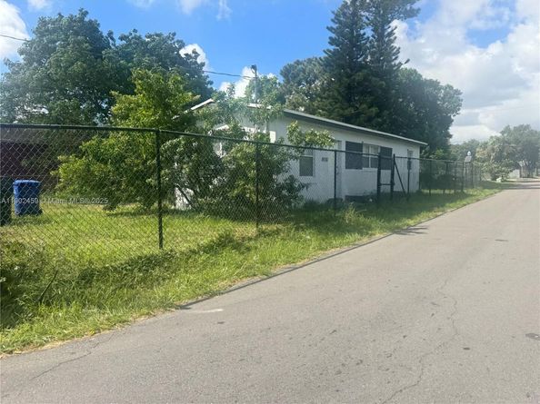 1430 NW 7th St, Fort Lauderdale FL 33311