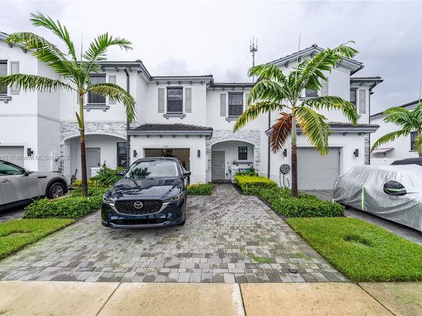 561 NW 204th St, Miami Gardens FL 33169