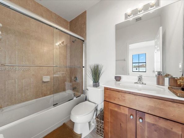 984 NW 104th Ave, Miami FL 33172