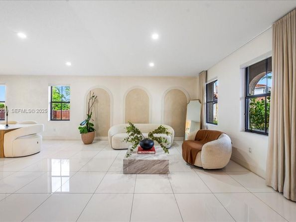 984 NW 104th Ave, Miami FL 33172