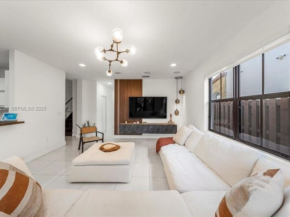 984 NW 104th Ave, Miami FL 33172