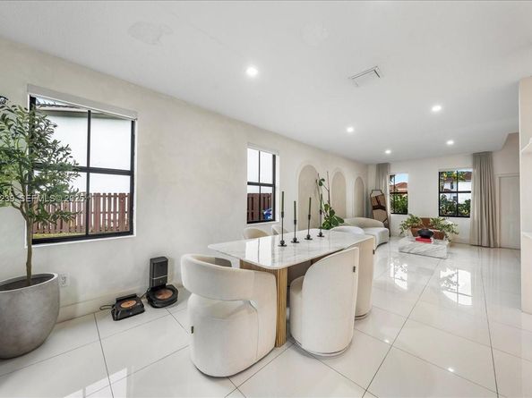 984 NW 104th Ave, Miami FL 33172