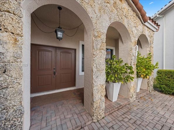 984 NW 104th Ave, Miami FL 33172