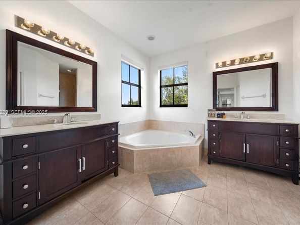 984 NW 104th Ave, Miami FL 33172